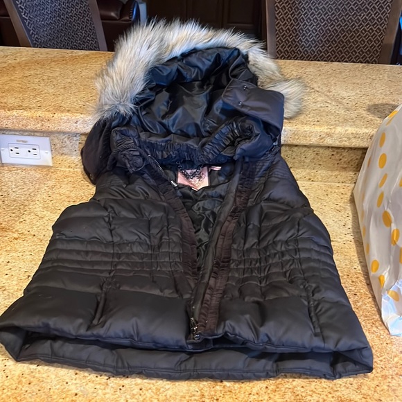 Juicy puffer best w hood/faux fur trim - Picture 1 of 4